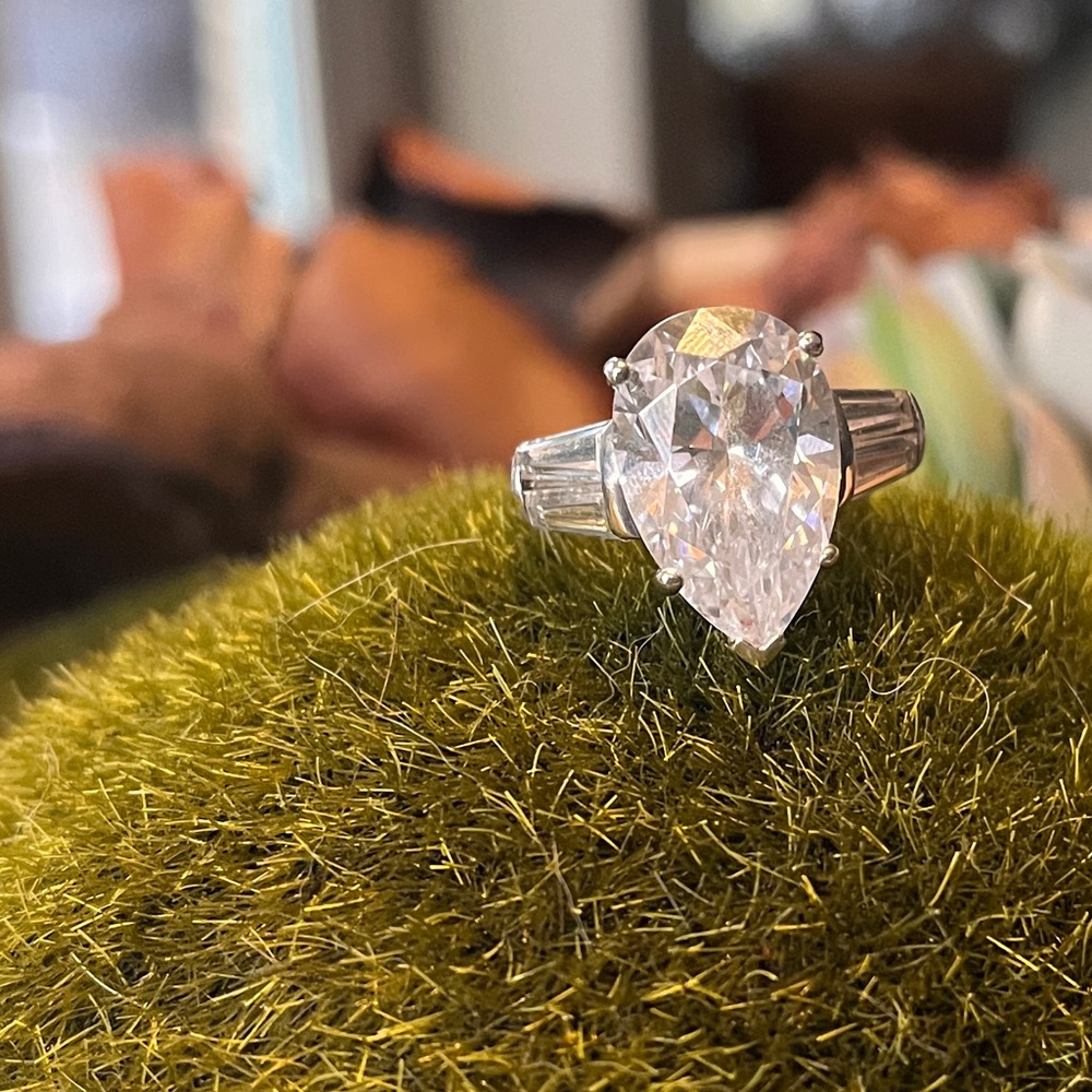 EUC🎉 Stunning Pear 🍐 shaped Simulated Diamond Engagement/Cocktail ring